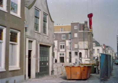 853566 Gezicht op de open plek van de gesloopte huizen in de westelijke gevelwand vann de Springweg te Utrecht met op ...